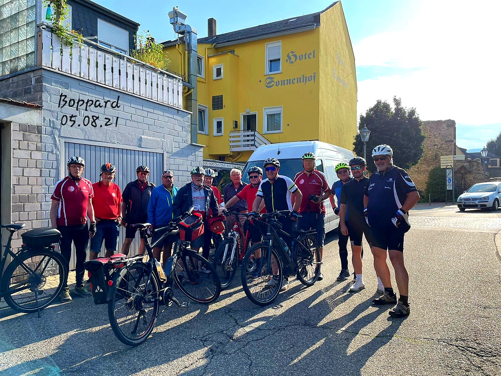 Gruppenbild der SG-Radler vor dem Hotel am Römerkastell in Boppard
