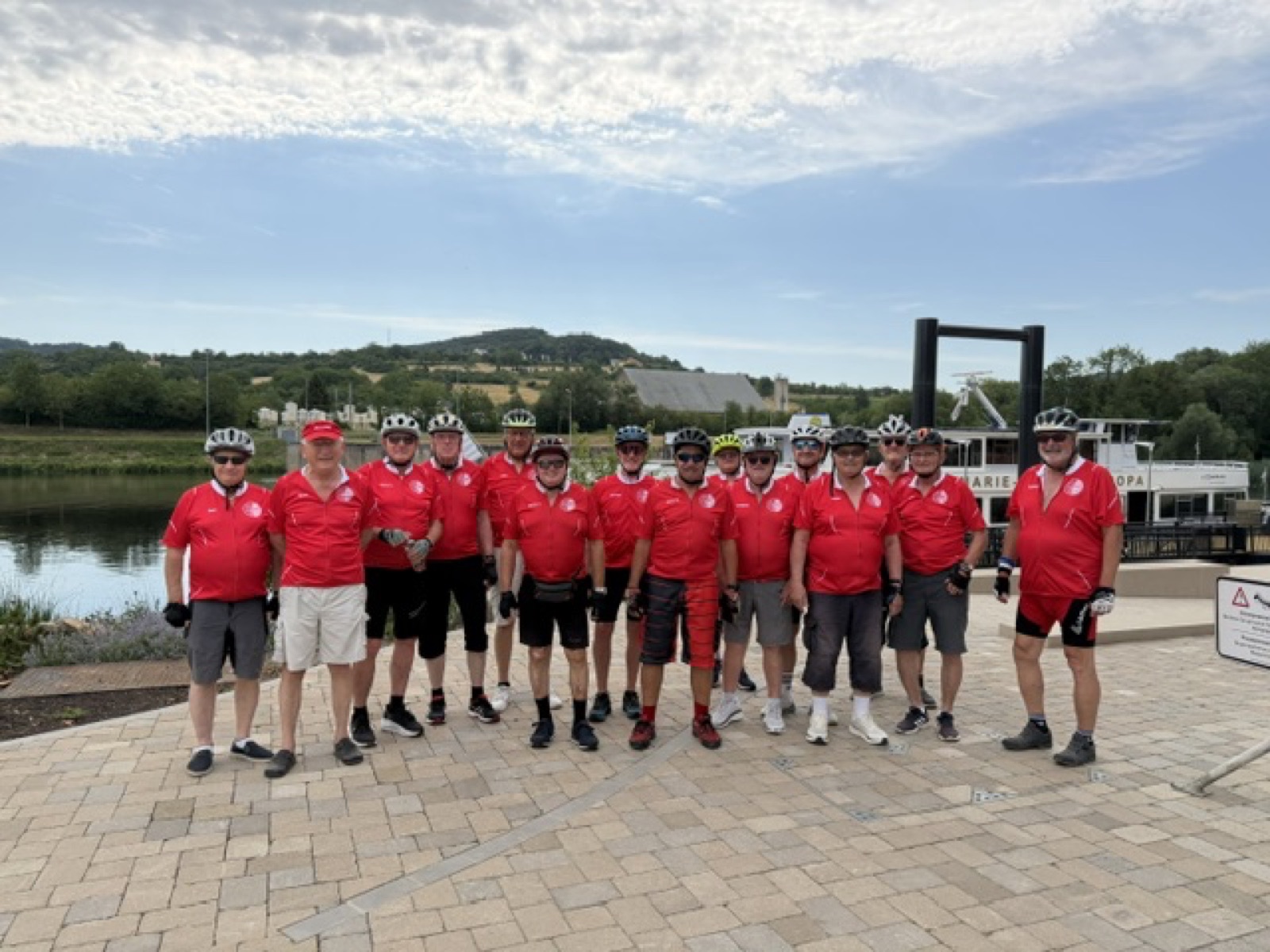 Gruppenbild der SG-Radler vor dem Museumsschiff in Schengen