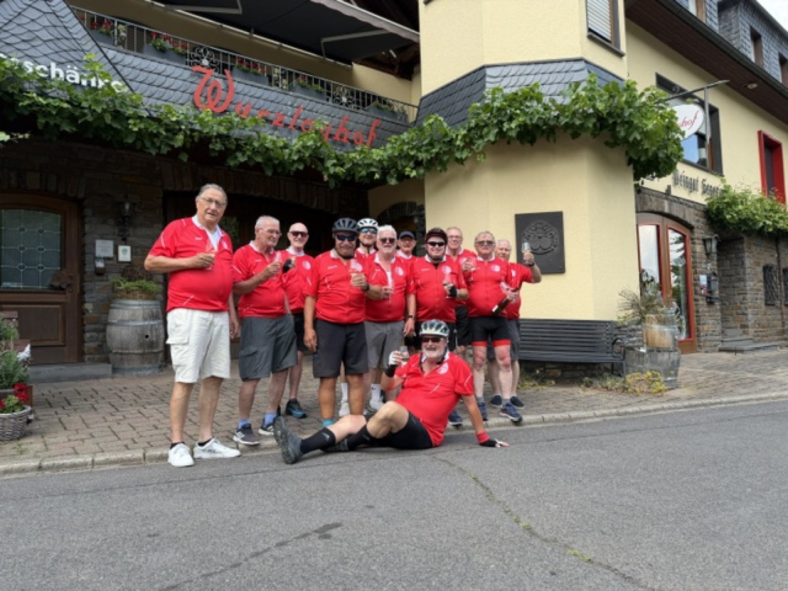 Die SG-Radler an der Gutsschänke Würzlayhof in Lehmen