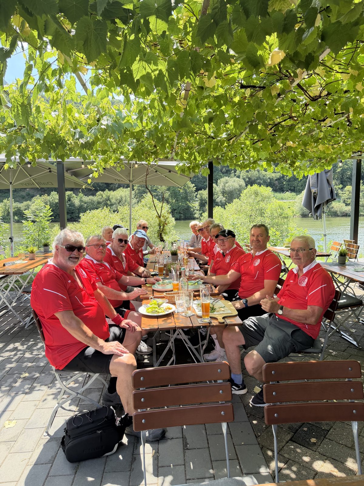 Mittagspause der Radlergruppe auf der Ferieninsel in Winningen