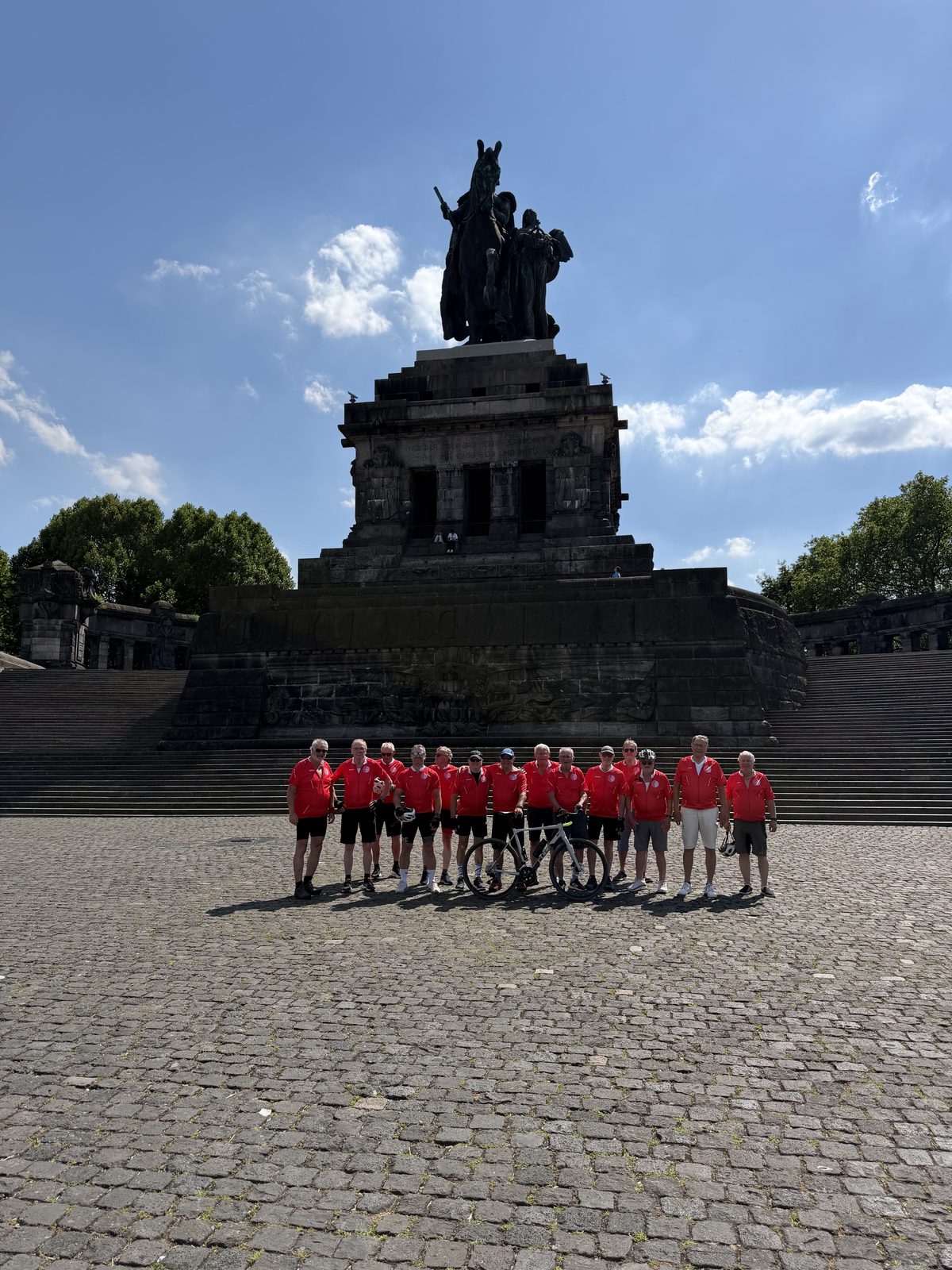 Die SG-Radler am Deutschen Eck in Koblenz vor dem Kaiser-Wilhelm-Denkmal