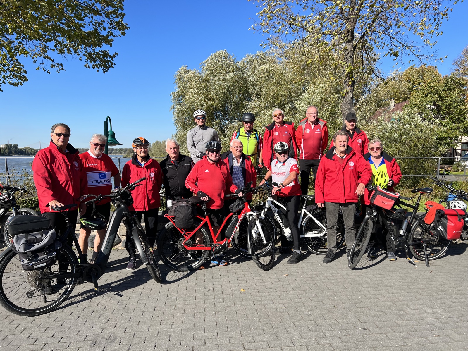 Gruppenbild der SG-Radler am Rheinufer in Bonn-Beuel