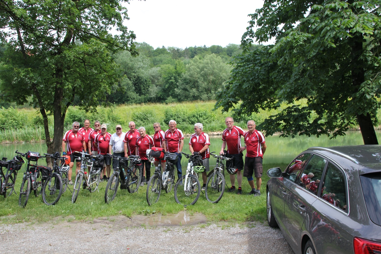 Gruppenbild der 12 Teilnehmer in den Isarauen