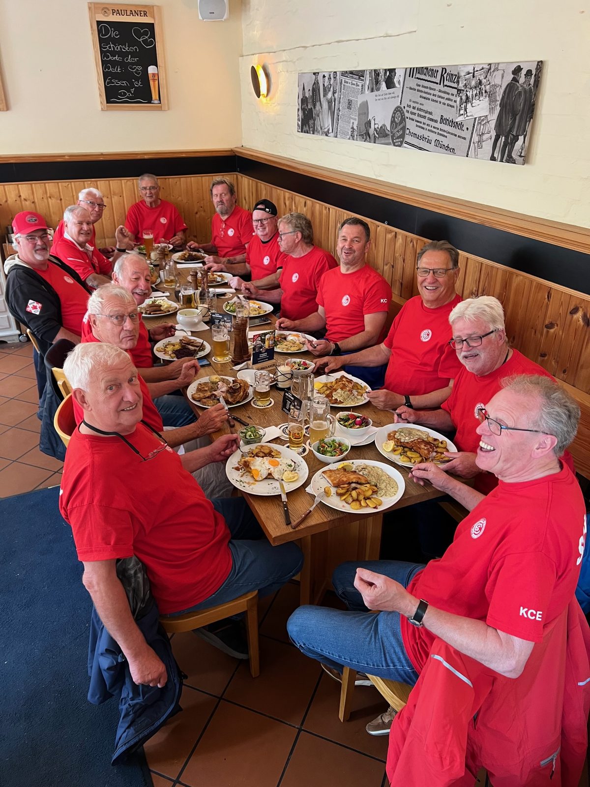 Die Radlergruppe beim Mittagstisch in Lübeck