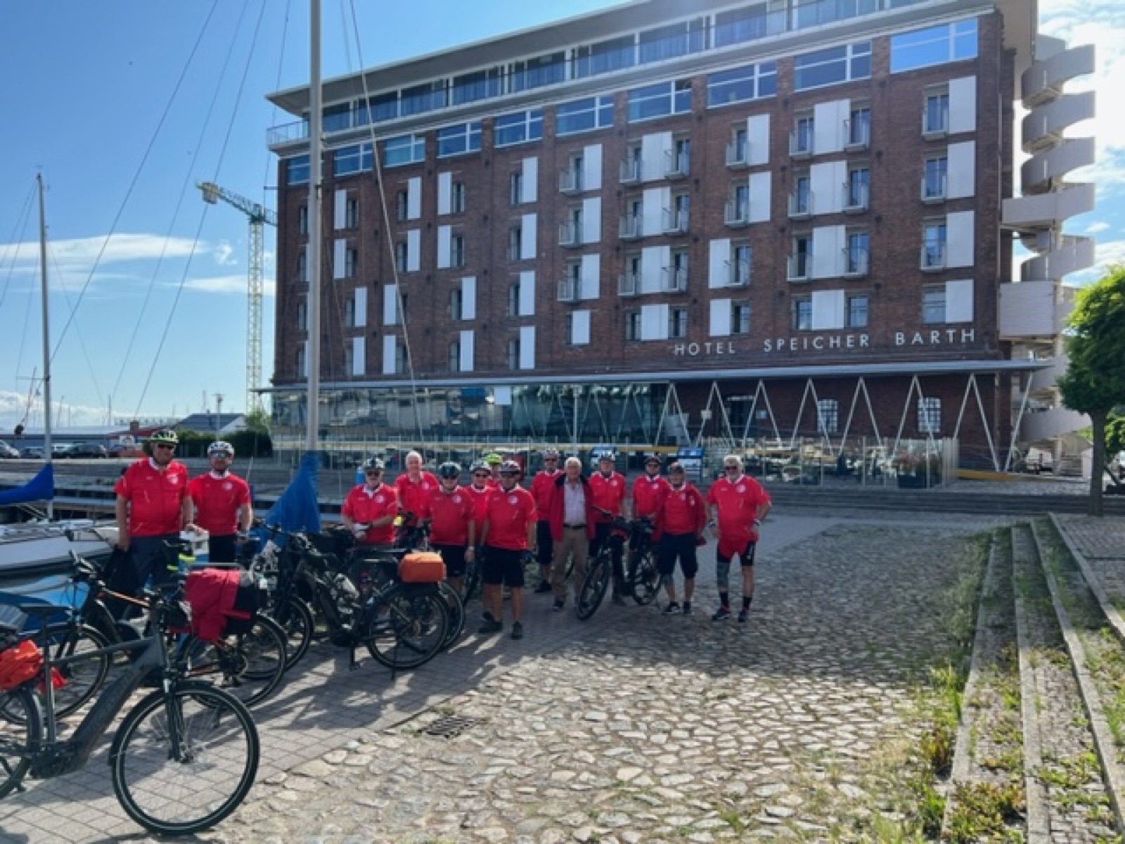 Die Radler mit ihren Rädern vor dem Hotel in Barth