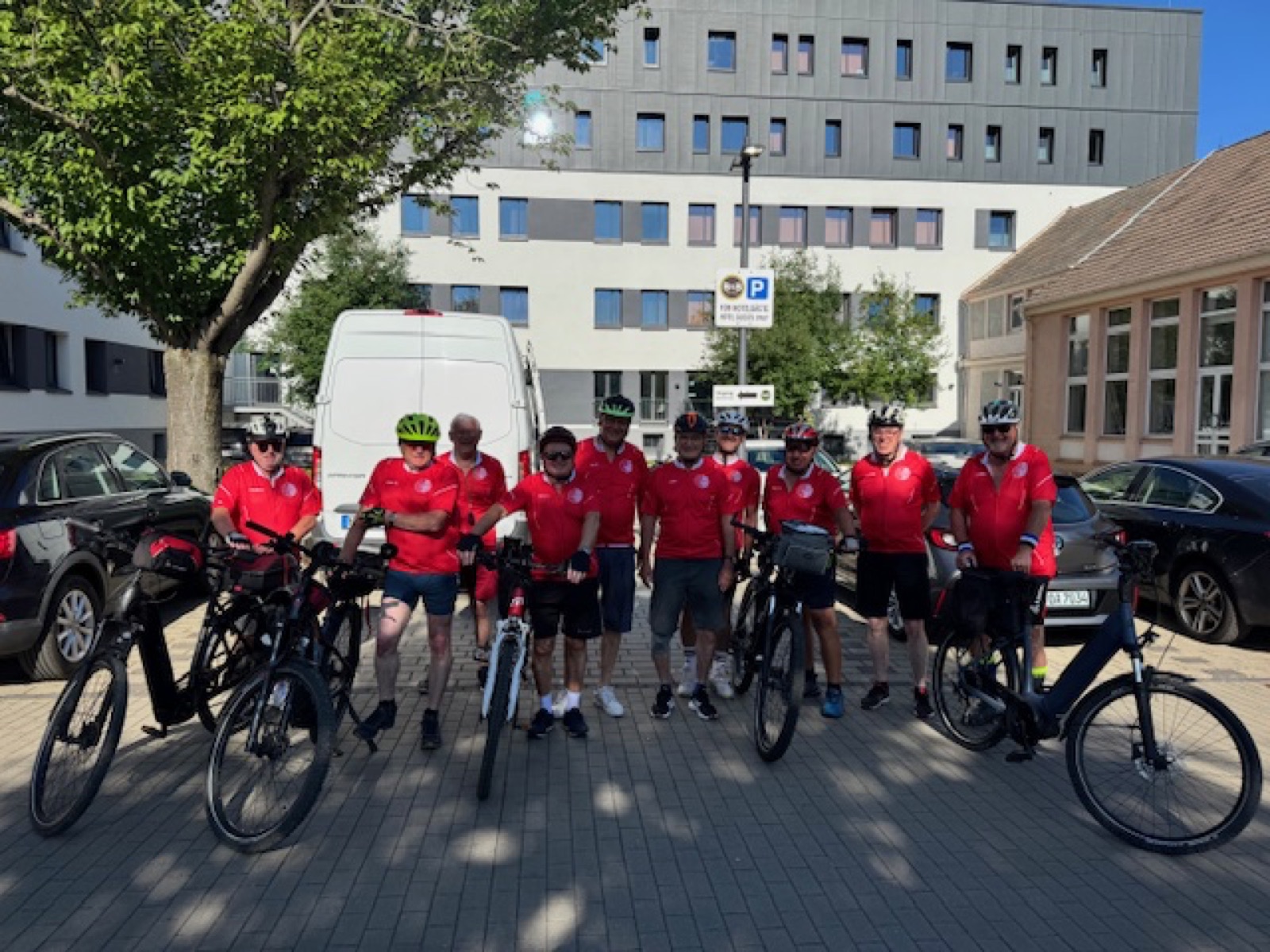 Die SG-Radler mit ihren Rädern vor dem Begleitfahrzeug auf dem Hotelparkplatz in Jena