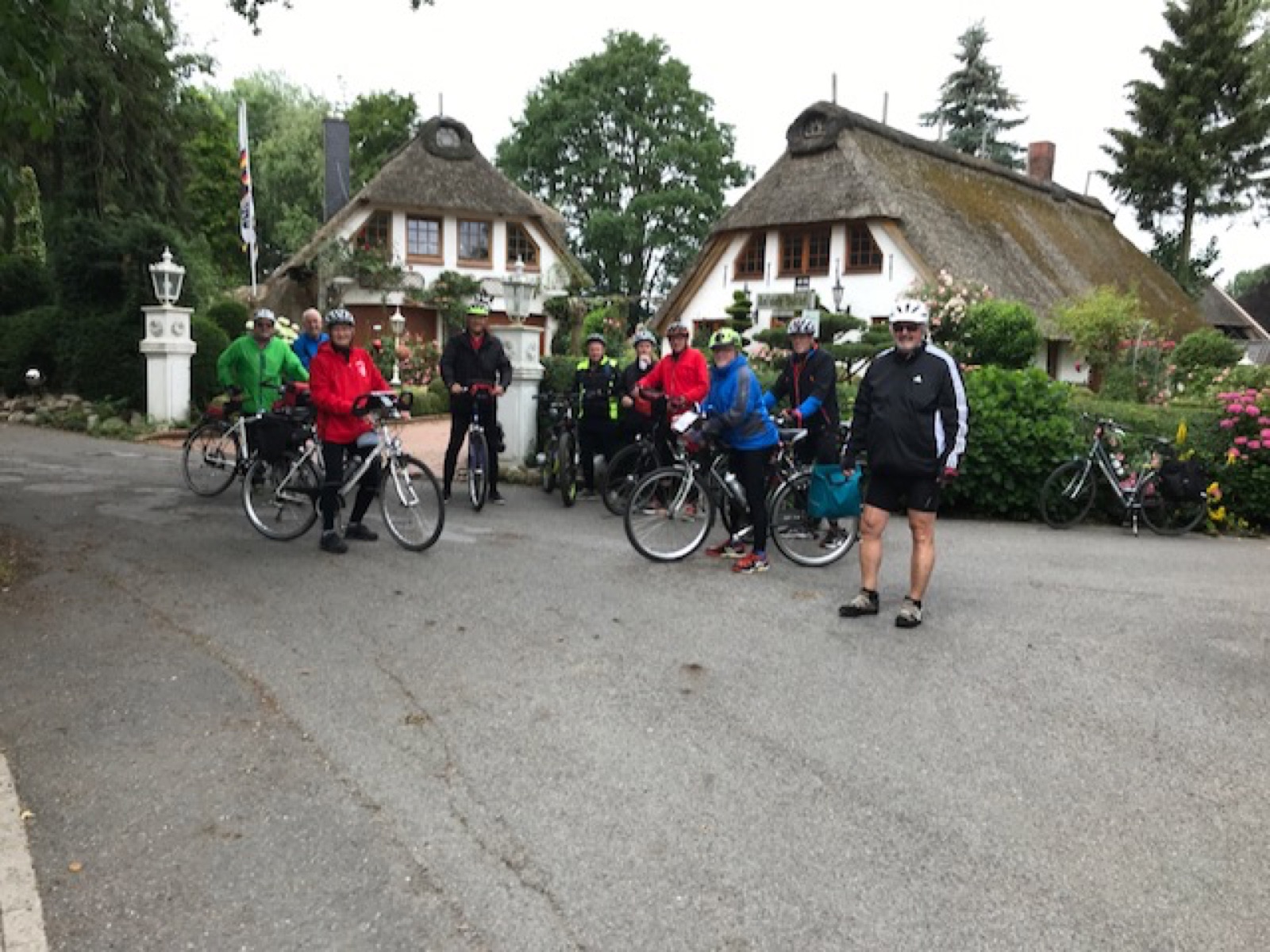 Mittagspause der Radlergruppe im Küstenbadeort Dorum-Neufeld