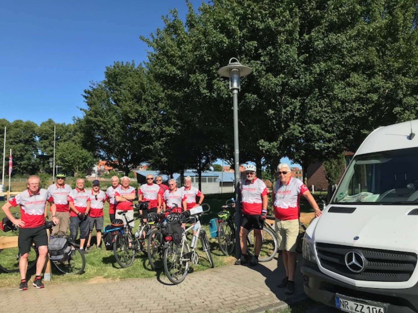 Gruppenbild der SG-Radler am Begleitfahrzeug