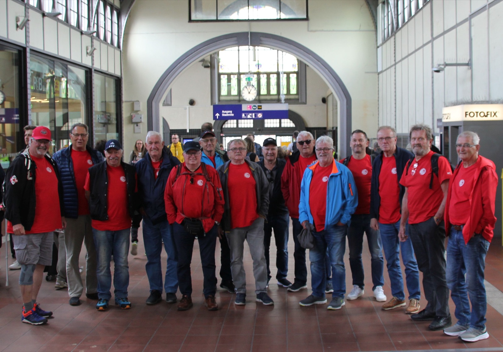Gruppenbild der SG-Radler bei der Ankunft in Lübeck