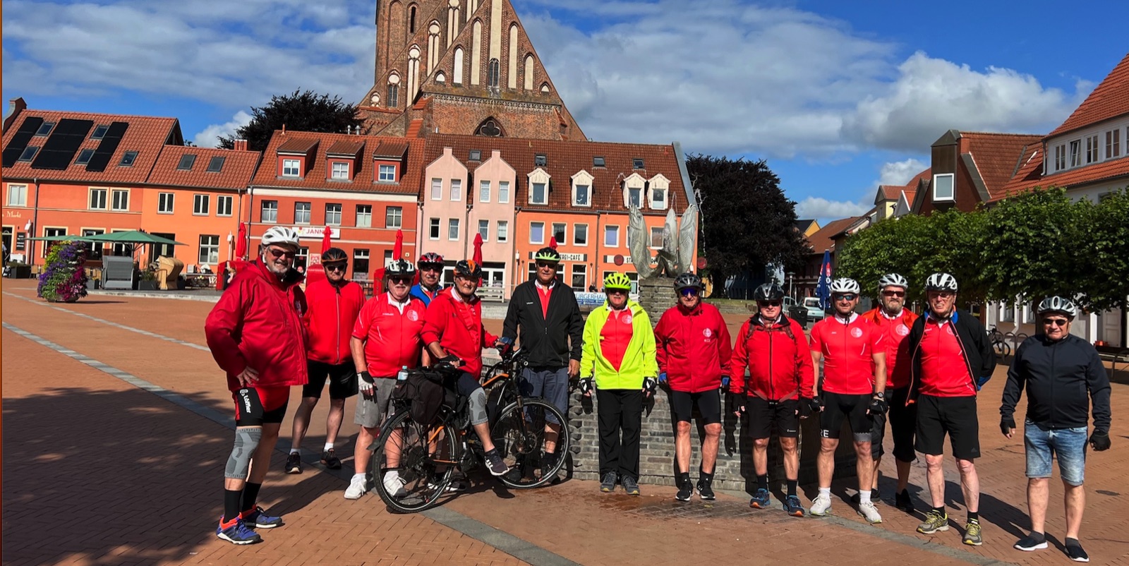 Gruppenbild der SG-Radler auf dem Marktplatz von Barth vor der St.-Marien-Kirche
